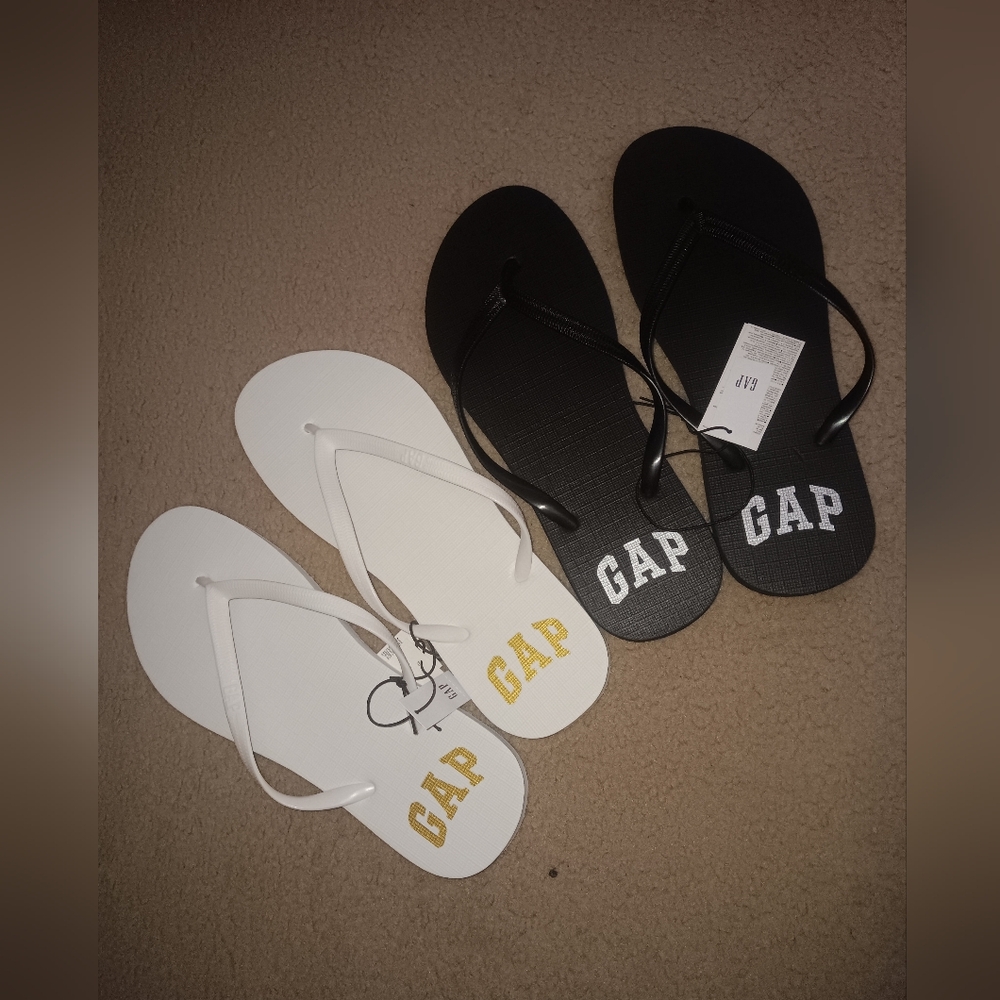 GAP Black and White Flip Flops Bundle Of 2- NWT